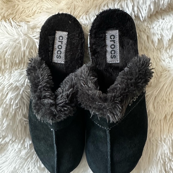 Like NEW!! CROCS Women's Black Suede Fur Mules - Picture 5 of 6